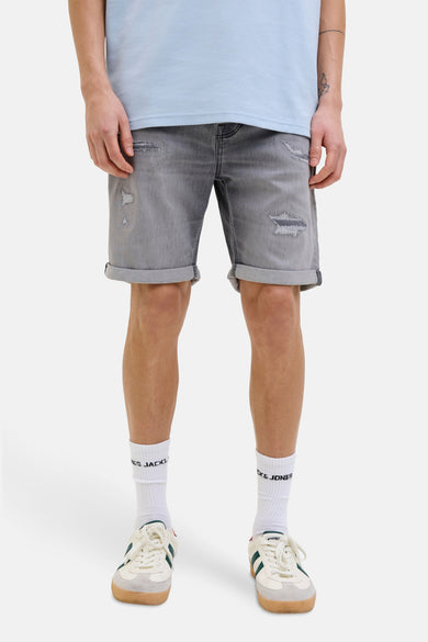 Jean en denim gris court de Jack & Jones Jeans Intelligence, avec des poches rabattues et des chaussettes blanches.