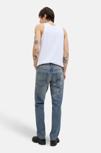 Jean tapered en denim bleu moyen de JACK & JONES JEANS INTELLIGENCE, avec des poches arrière et un lavage subtil.