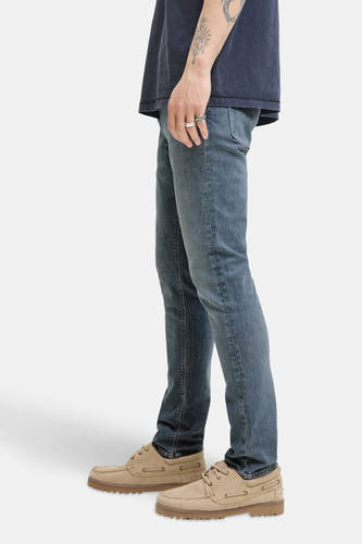 Jean slim de JACK & JONES JEANS INTELLIGENCE, associé à des bottes en suède et un T-shirt gris foncé.