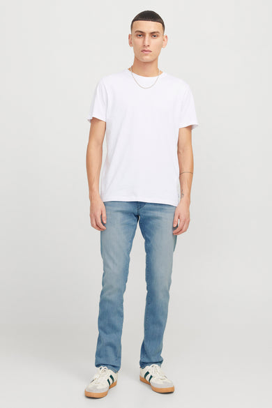 Lichtblauwe slim fit jeans van JACK & JONES JEANS INTELLIGENCE, gedragen met een wit T-shirt en witte sneakers.