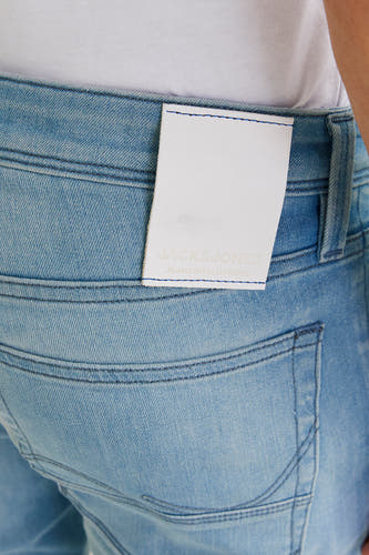 Jean slim fit bleu clair de JACK & JONES JEANS INTELLIGENCE, avec étiquette de marque visible et détails de poche.