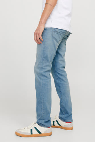 Jean slim de JACK & JONES JEANS INTELLIGENCE, en denim bleu clair, avec des chaussures décontractées et un T-shirt blanc.