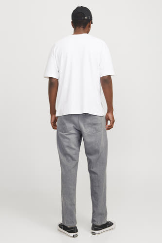 Jean gris large de JACK & JONES JEANS INTELLIGENCE, vu de de derrière, avec un T-shirt blanc et une casquette noire.