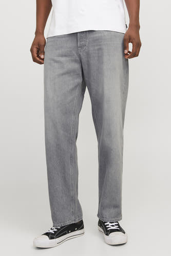 Jean large modèle clair en denim de JACK & JONES JEANS INTELLIGENCE, avec des baskets noires.
