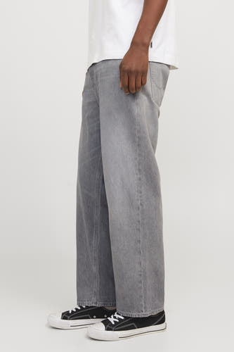Jean gris, large et décontracté de JACK & JONES JEANS INTELLIGENCE, avec du coton et des baskets noires.