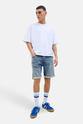 Shorts de jeans JACK & JONES JEANS INTELLIGENCE en denim bleu moyen, associés à un t-shirt blanc et des baskets bleues.