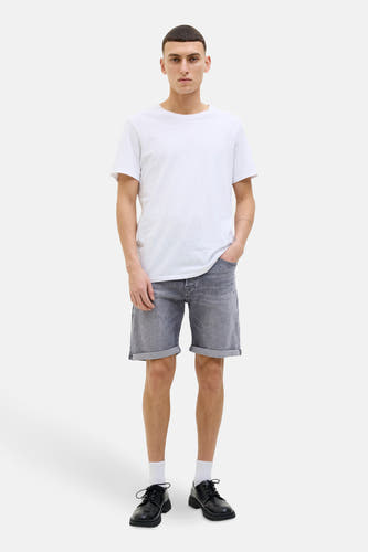 Jean short gris de JACK & JONES JEANS INTELLIGENCE, avec un ourlet relevé, associé à un T-shirt blanc et des chaussures noires.