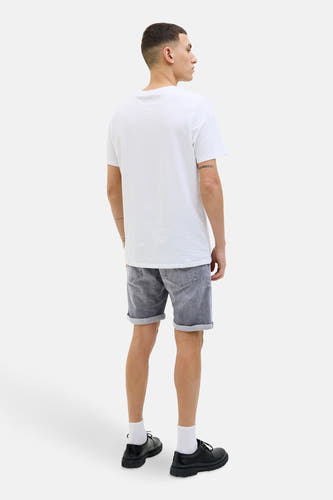 Jean en denim gris court de JACK & JONES JEANS INTELLIGENCE, porté avec un T-shirt blanc, des chaussettes blanches et des chaussures noires, vu de derrière.