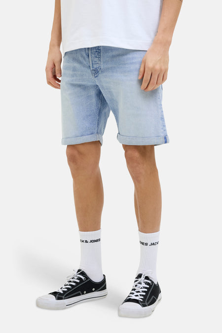 Short en jean denim bleu clair de JACK & JONES JEANS INTELLIGENCE, avec ourlet retroussé, combiné avec un t-shirt blanc et des baskets noires.