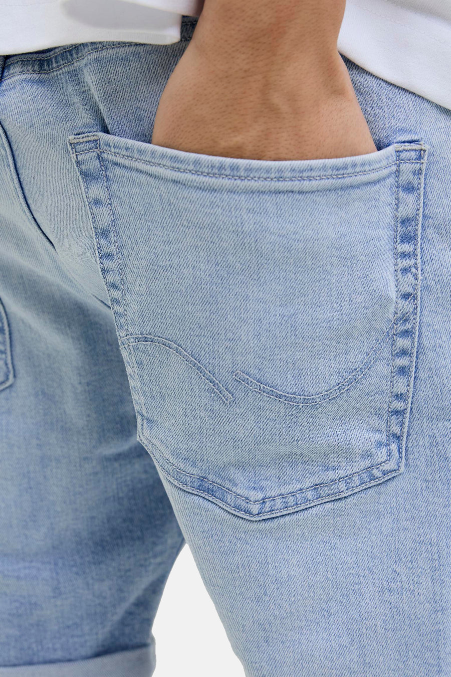 Short en jean en denim bleu clair de JACK & JONES JEANS INTELLIGENCE, avec détail de poche arrière et main dans la poche, court.