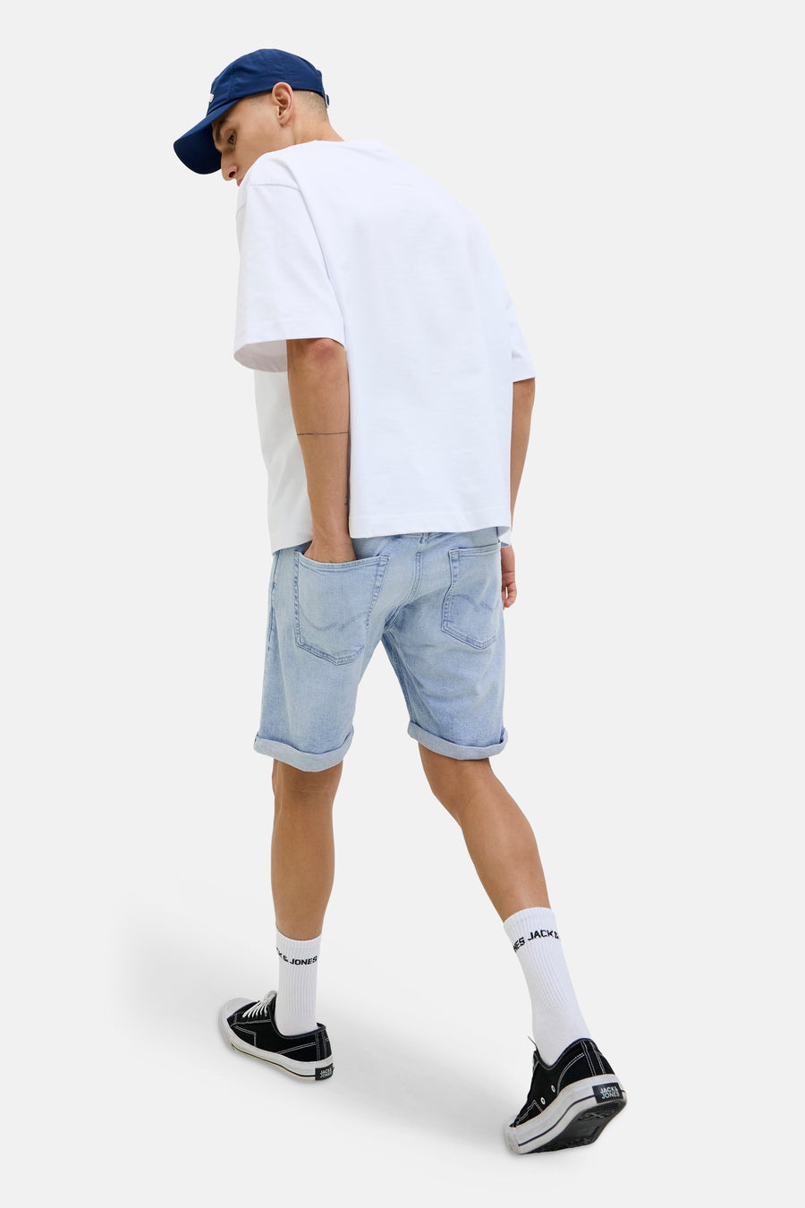 Short en jean de couleur bleu clair de Jack & Jones Jeans Intelligence, avec des jambes retroussées et porté avec un t-shirt blanc.