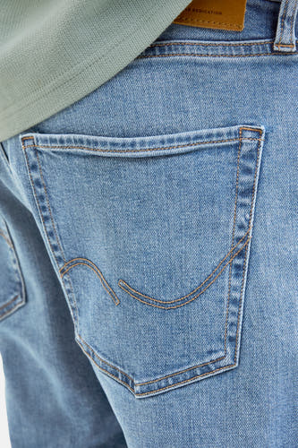 Jean court en denim bleu clair de JACK & JONES JEANS INTELLIGENCE, avec une poche arrière et des surures brunes.