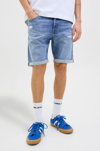 Shorts en denim bleu clair de JACK & JONES JEANS INTELLIGENCE, avec des détails froissés et un ourlet relevé.