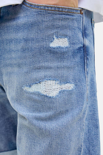 Shorts de jeans courts de JACK & JONES JEANS INTELLIGENCE en denim bleu clair avec des détails froissés.