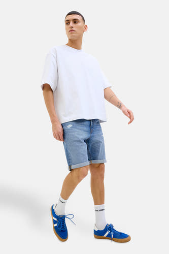 Jean court en denim bleu clair de JACK & JONES JEANS INTELLIGENCE, avec des poches rabattues et une usure visible.