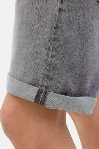 Jean court en denim gris de JACK & JONES JEANS INTELLIGENCE, avec un zip à rabat et des détails de texture.