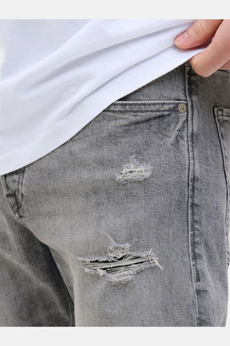 Jean court en denim gris de JACK & JONES JEANS INTELLIGENCE, avec des déchirures et une poche arrière visible.