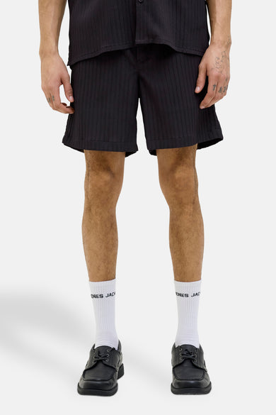 Short noir de JACK & JONES JEANS INTELLIGENCE, porté avec des chaussettes blanches et des chaussures noires, gros plan.