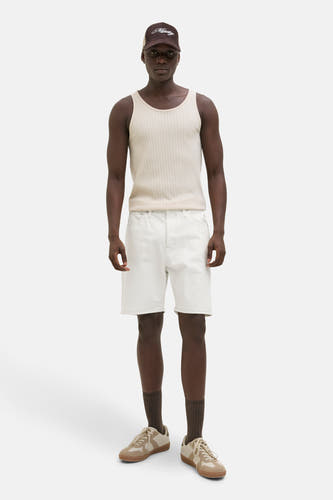 Jean brut court de JACK & JONES JEANS INTELLIGENCE, avec des poches à l'arrière et un étiquette en cuir.