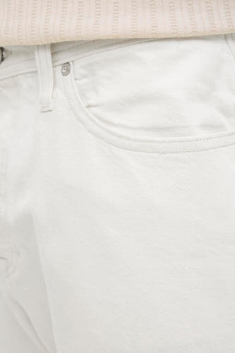 Jean brut court de JACK & JONES JEANS INTELLIGENCE avec des boutons et des poches.
