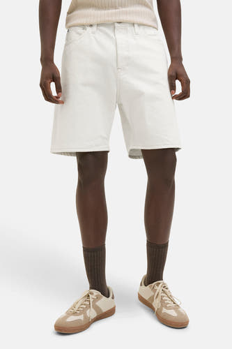 Jean écru court de JACK & JONES JEANS INTELLIGENCE, avec des surpiqures visibles et un aspect décontracté.