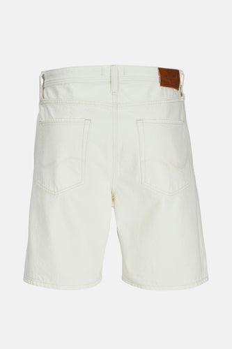 Achterkant van een crèmekleurige korte broek van denim met bruin leren label.