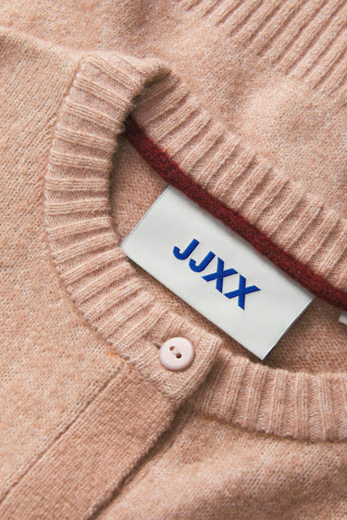 Cardigan rose de JJXX, avec une texture tricote fine et une encolure ronde.