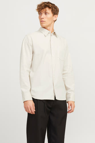 Chemise écru à longues manches de PREMIUM by JACK & JONES, portée avec un pantalon noir et des chaussures.