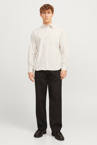 Ecru hemd met lange mouwen van PREMIUM by JACK & JONES, gedragen met zwarte pantalon en schoenen.
