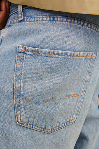 Jean bleu clair ample de JACK & JONES JEANS INTELLIGENCE, avec une poche arrière et des surpiqûres marron.