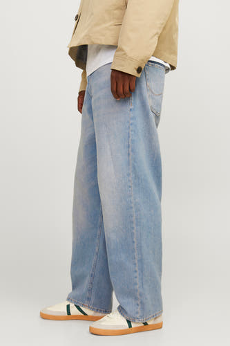 Jean bleu clair évasé de JACK & JONES JEANS INTELLIGENCE, avec une texture denim et une coupe ample, en vue de côté.