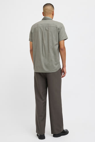 T-shirt kaki à manches courtes de PREMIUM BLUE par JACK & JONES, avec des plis au dos.
