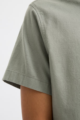T-shirt kaki à manches courtes de PREMIUM BLUE par JACK & JONES, gros plan sur la manche et texture du tissu.