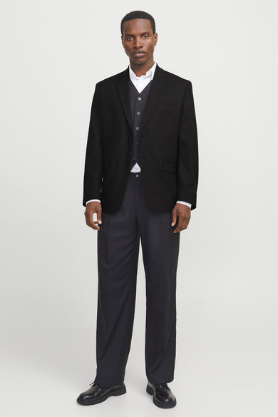 Blazer noir de PREMIUM par JACK & JONES, avec une chemise et un gilet blancs en dessous.