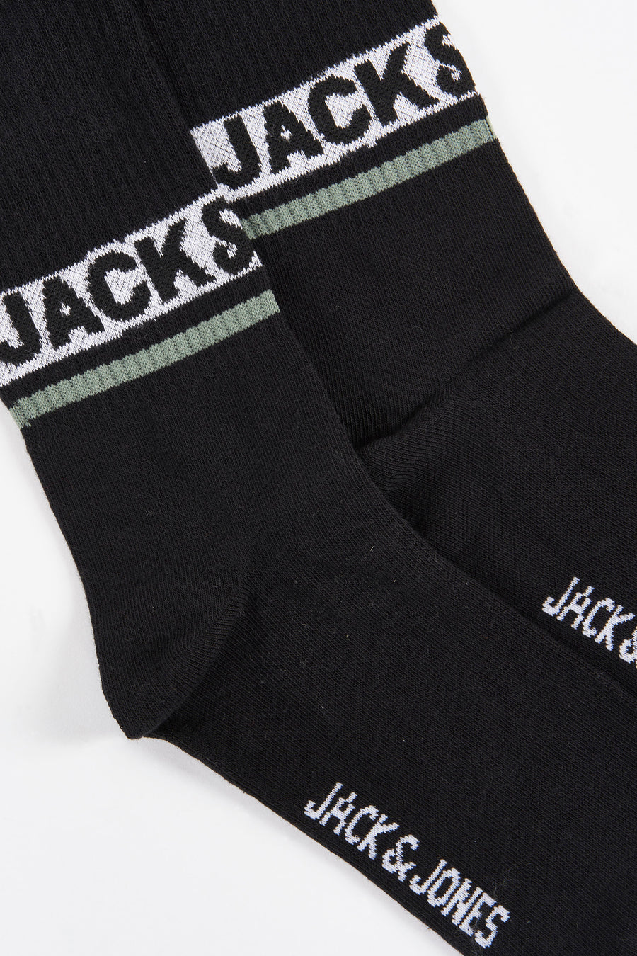 Chaussettes noires d'ACCESSORIES BY JACK & JONES, avec une impression de logo blanc et une bande verte sur le dessus.