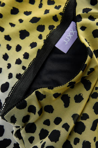 Longue jupe rouge de JJXX avec imprimé léopard noir et ceinture élastique.