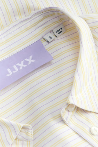 Chemise rayée jaune de JJXX avec longues manches, avec étiquette de marque et étiquette 'Fabriqué en Inde', gros plan.