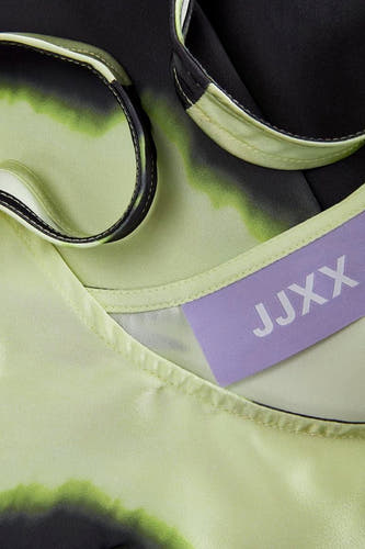 Blouse verte de JJXX, avec un motif abstrait noir et vert et une étiquette violette.