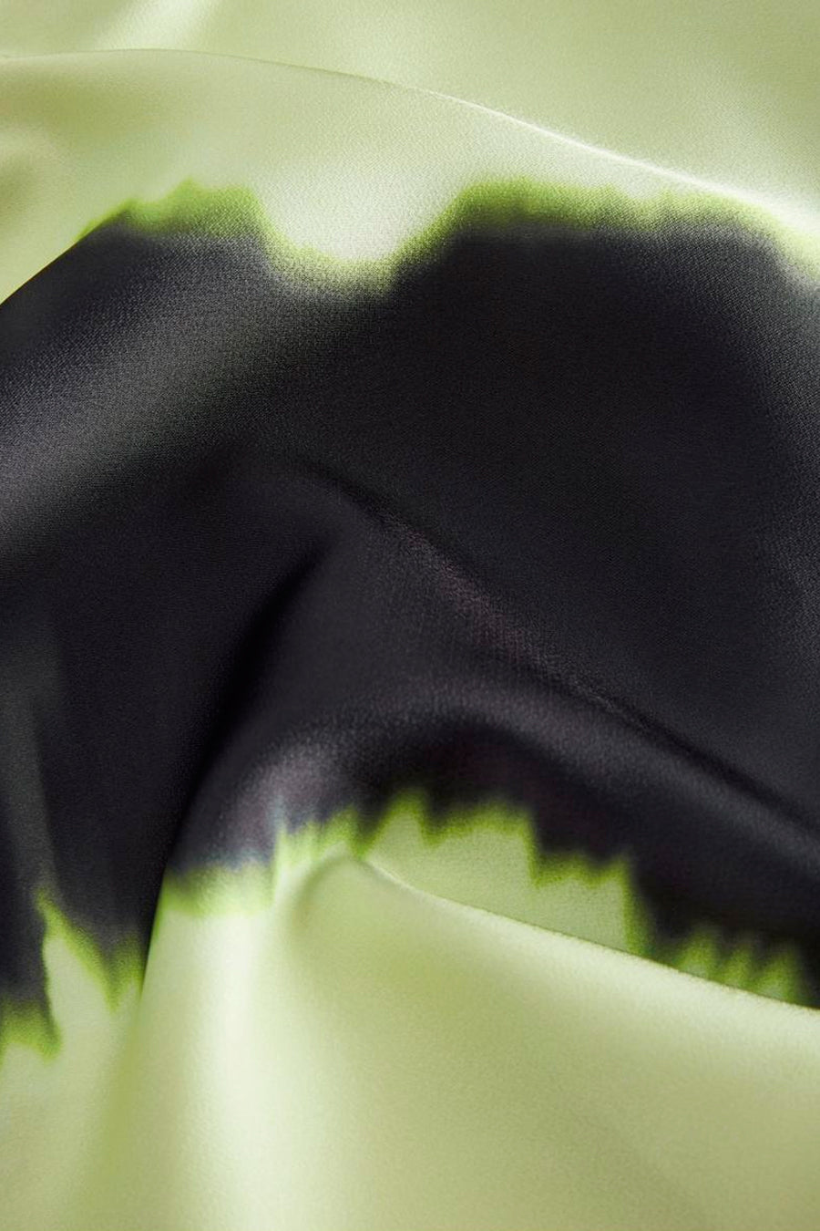Zwarte en groene zijdeachtige stof.
