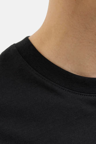 Zwart T-shirt met korte mouwen van JJREBEL, close-up van de kraag.
