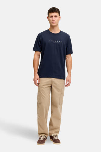 Blauw T-shirt met korte mouwen van JJREBEL, met een logo op de borst, gecombineerd met een kaki broek.