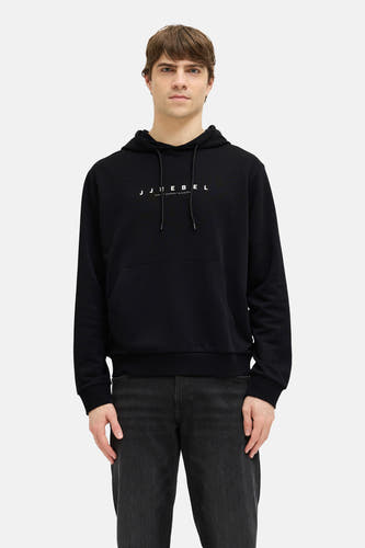 Sweat-shirt noir à capuche JJREBEL, avec manches longues et une poche kangourou, combiné avec un jean noir.