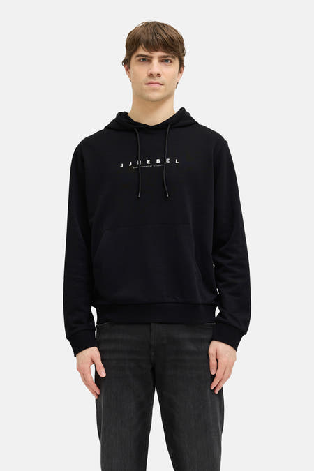 Sweat-shirt noir à capuche JJREBEL, avec manches longues et une poche kangourou, combiné avec un jean noir.