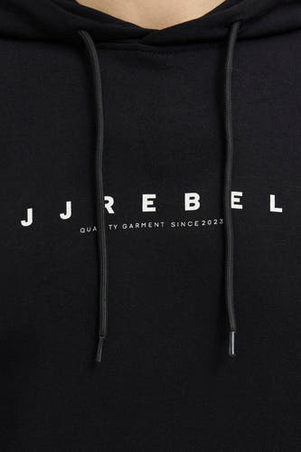 Sweatshirt noir à capuche de JJREBEL avec impression de logo blanc et cordons de serrage.