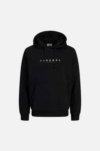Sweat à capuche noir de JJREBEL avec un nom de marque blanc sur la poitrine et des cordons de serrage.