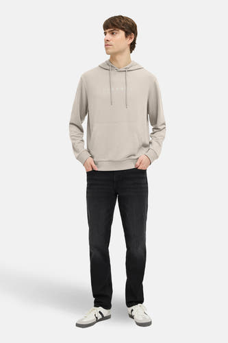 Pull beige à capuche JJREBEL, avec jean noir et chaussures blanches.