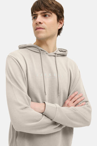 Pull beige à capuche JJREBEL, à manches longues et avec un léger logo sur la poitrine.