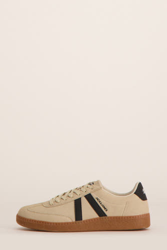 Beige sneakers van ACCESSORIES BY JACK & JONES met zwarte strepen en bruine zool, in zijaanzicht.
