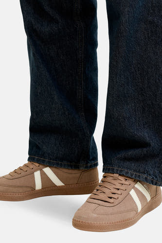 Baskets beiges de ACCESSORIES BY JACK & JONES, avec des rayures blanches et un jean foncé.