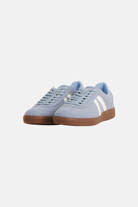 Blauwe sneakers van ACCESSORIES BY JACK & JONES, met witte strepen en een bruine zool.